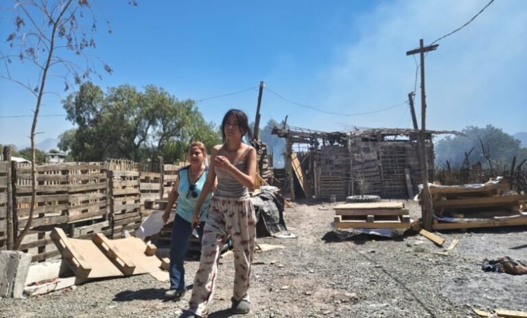 Incendio en arroyo pone en riesgo viviendas en privada Los Arcos