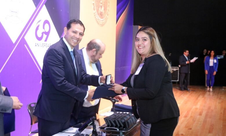 Reconoce UAdeC a universitarios