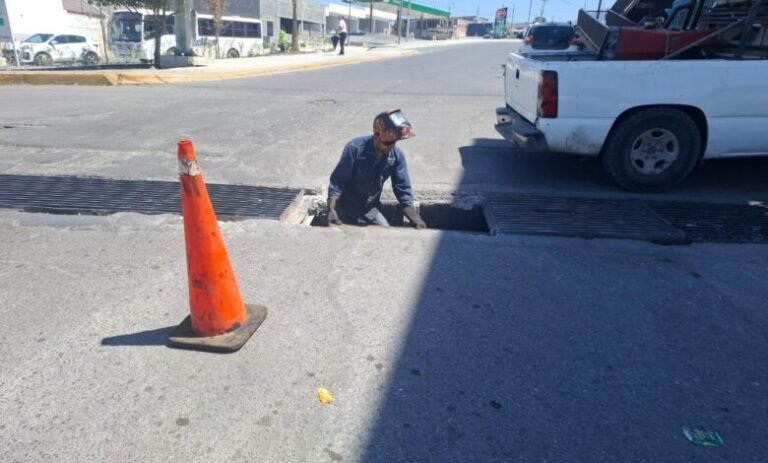 Reparan rejillas pluviales en periférico LEA