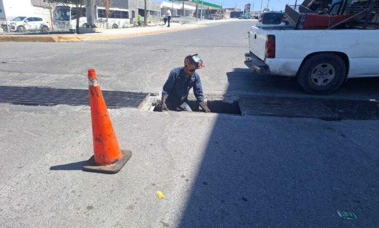 Reparan rejillas pluviales en periférico LEA