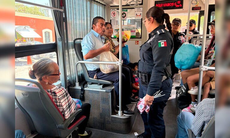 Entregan policías un presente a las madres saltillenses