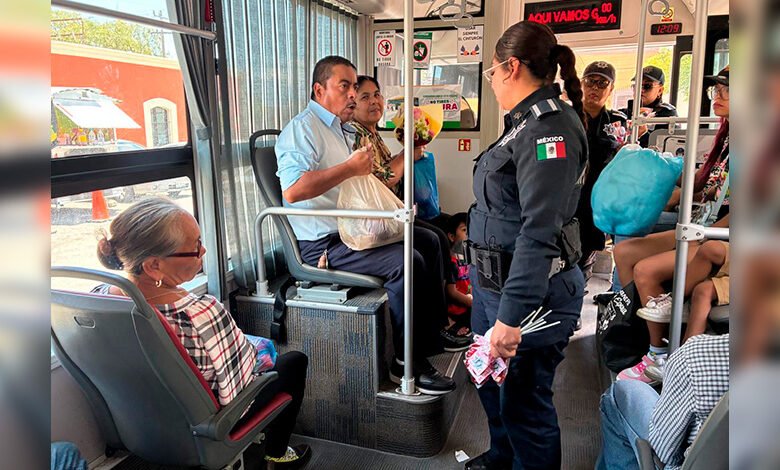 Entregan policías un presente a las madres saltillenses