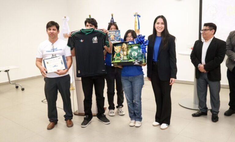 Premia UAdeC a los ganadores del Commentary Challenge