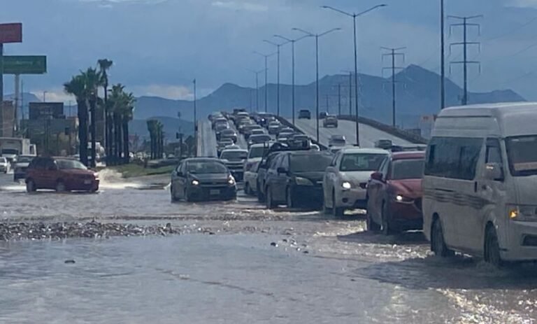 Colapsa lluvia a Saltillo y activa protocolos de seguridad vial y limpieza de calles